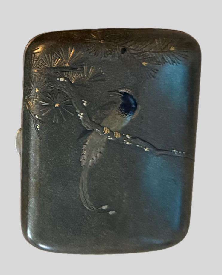 松と鳥図 朧銀象嵌高彫莨入（おぼろぎん ぞうがん たかぼり たばこいれ）