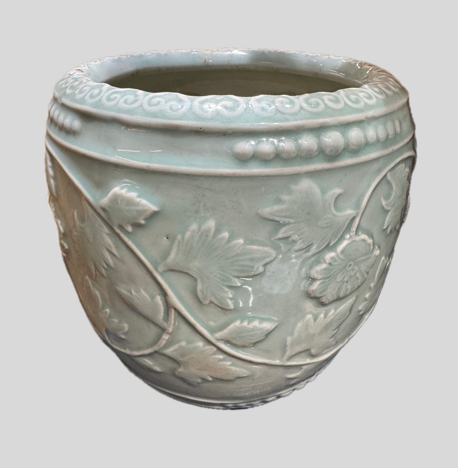 青磁陽刻牡丹文壷（せいじようこくぼたんもんこ）
