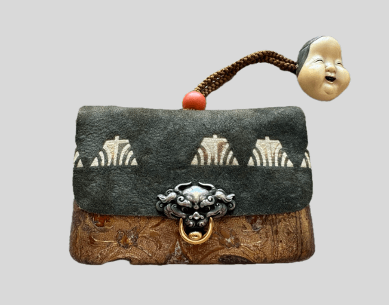 金唐革提げ煙草入と法實銘お多福根付