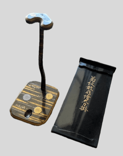 菊紋散蒔絵太刀掛（きくもんちらしまきえたたちかけ）