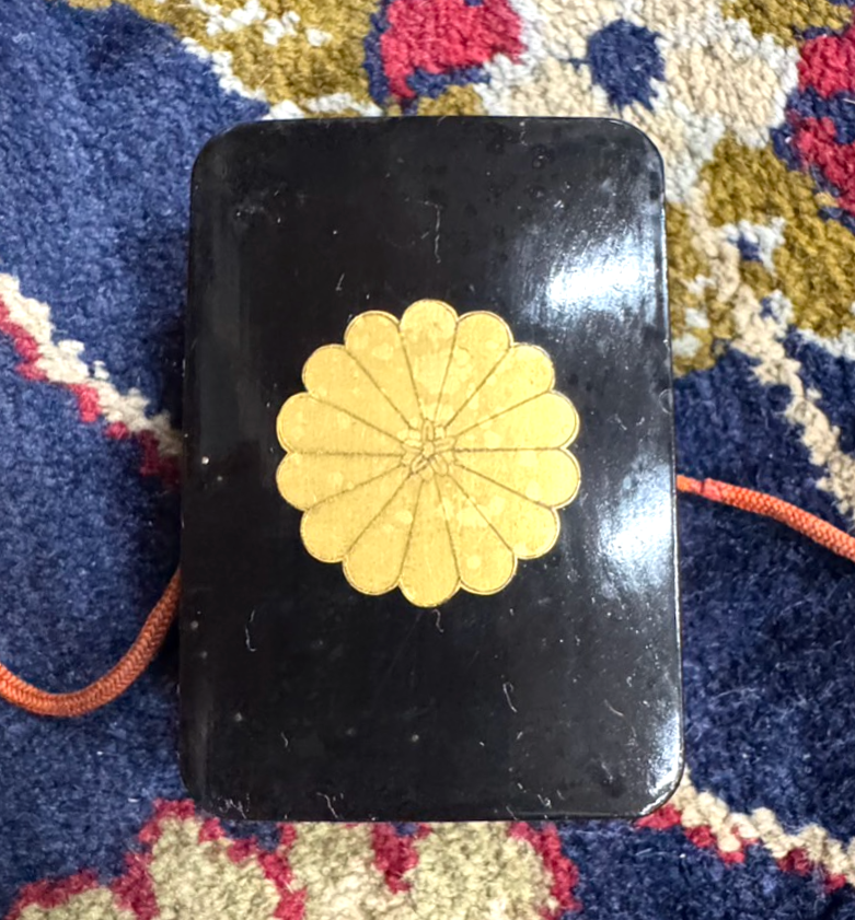 皇室ご下賜品 十四弁裏菊御紋入ボンボニエール