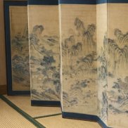 破れ・日焼け・退色が少ないか　元の絵がどれだけ残っているかが重要です。