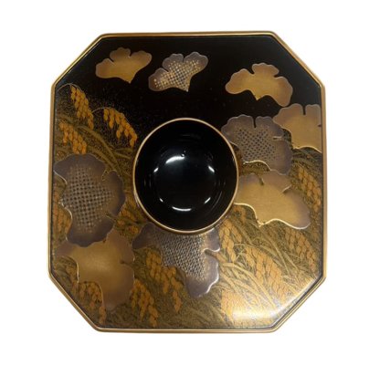 蒔絵の盃台。高蒔絵の立体感が美しい