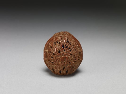 清時代の胡桃に細やかな彫刻を施した作品