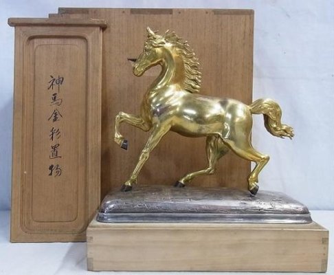 写実性に溢れた「神馬金彩置物」。金彩による仕上げが美しい。