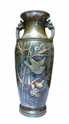 美しい色合いの浮き彫りで花鳥図が描かれている壺
