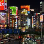 交錯する新宿：副都心の誕生と混沌の都市が交錯する風景