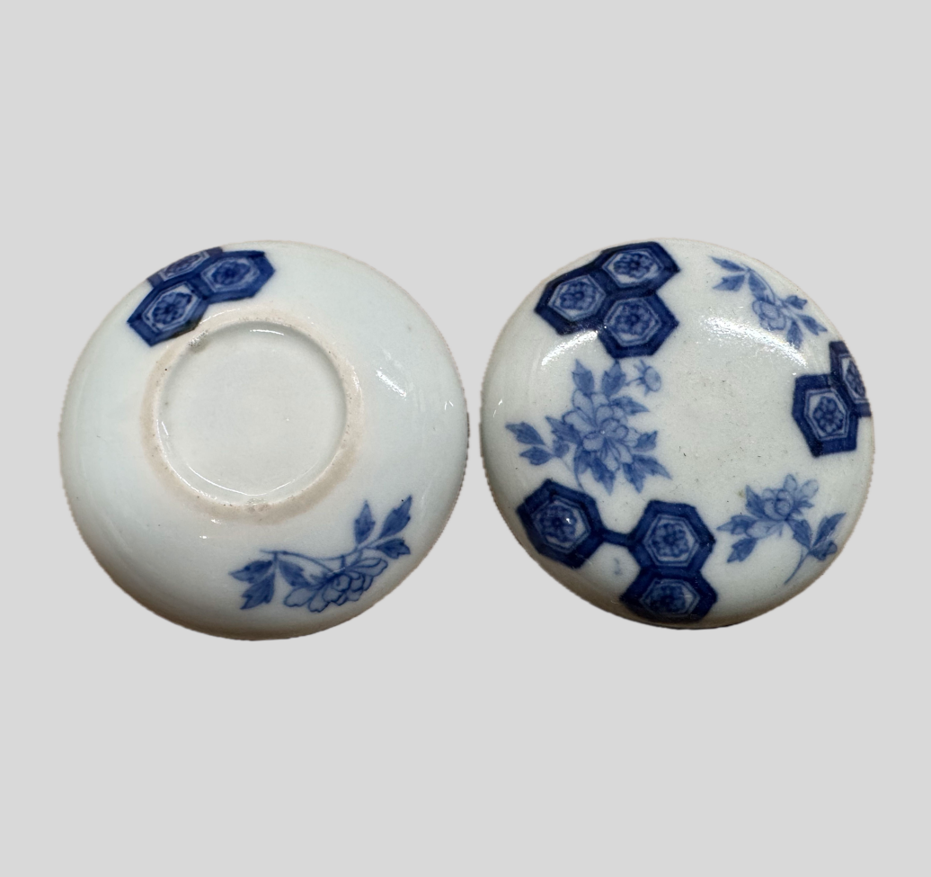 染付亀甲花文香合