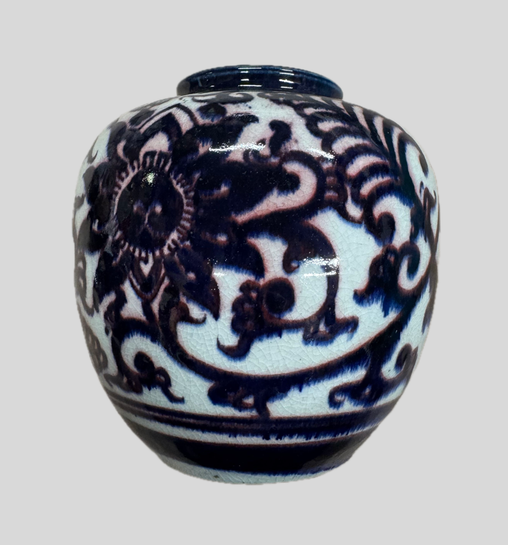青花纏枝唐草文小壺